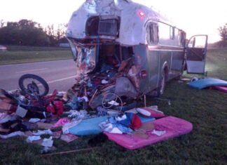 Chocó un camión y un motorhome: Hay un muerto y cinco heridos