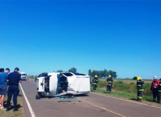 Volcó una camioneta con profesionales de salud