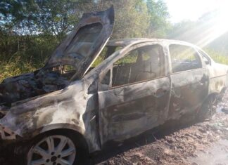 El auto en el que viajaba una familia acabó carbonizado