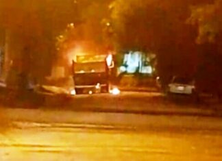 Auto fue consumido por el fuego en la calle
