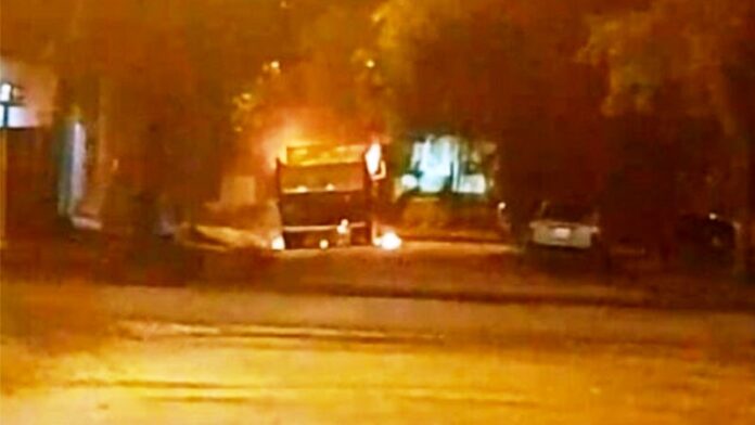 Pagina 7 3 de febrero 2022 Auto fue consumido por el fuego en la calle