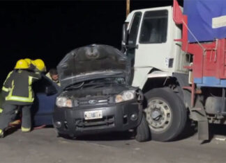Camión chocó a una EcoSport y cuatro personas fueron hospitalizadas