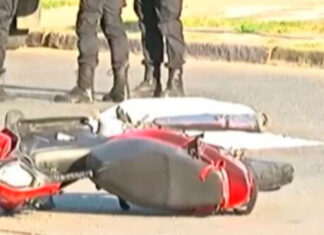 Hombre de 24 años escapaba en moto de una persecución, chocó contra un patrullero y murió