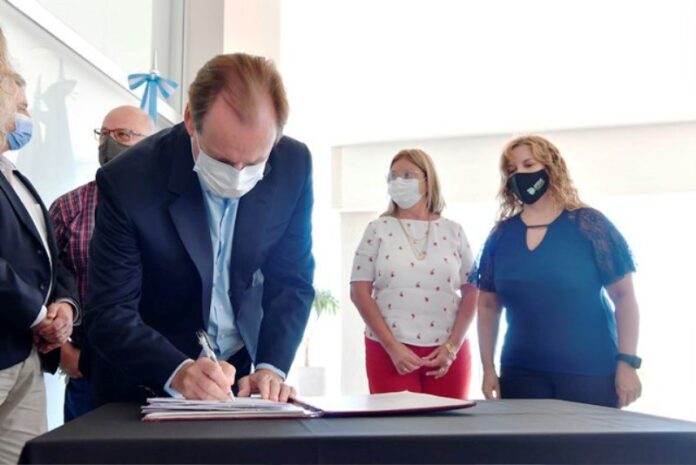 p2 - Firmaron contratos para obras por $1.600 millones