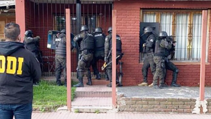 Pagina 6 9 de marzo Detuvieron a 7 policías por caso de estafa piramidal