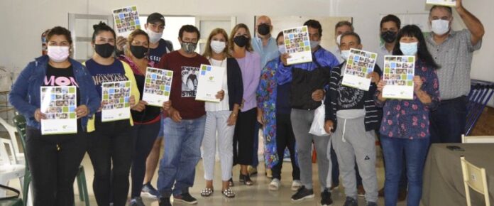 p2 - Entregaron herramientas a nueve emprendedores