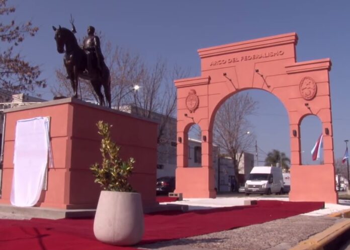 Arco del Federalismo y del Monumento a Francisco Ramírez