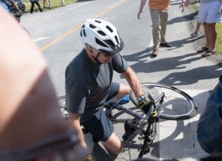 Biden terminó en el piso al intentar bajarse de su bicicleta