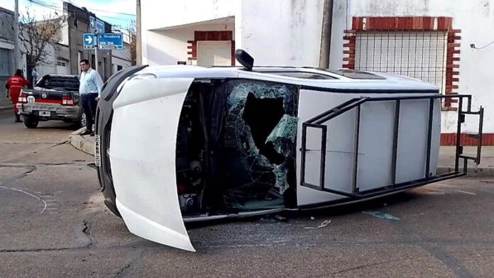 Pagina 7 16 de junio 2022 Un conductor fue internado tras chocar y volcar