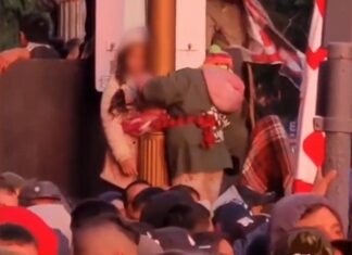 Ataron a sus hijos a un poste de luz durante 80 minutos en un show de la “Mona” Jiménez