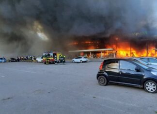 Un misil ruso impactó en un centro comercial de Ucrania: 11 muertos y decenas de heridos