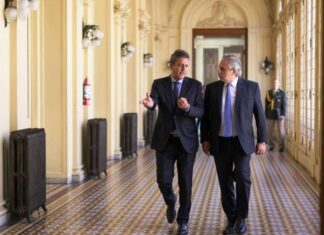 Comitiva hacia Los Ángeles. Alberto Fernández viaja con Massa