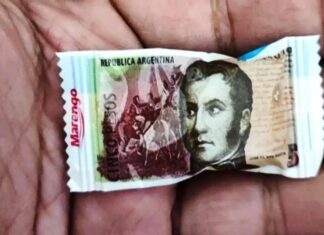 Los caramelos con la imagen de $5 para el vuelto