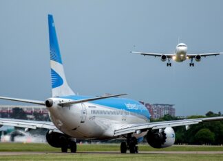 Aeroparque y Ezeiza operan con pocas demoras y cancelaciones