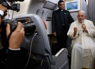 Para el Papa, su eventual renuncia «no es una catástrofe» pero negó haberla pensado para corto plazo