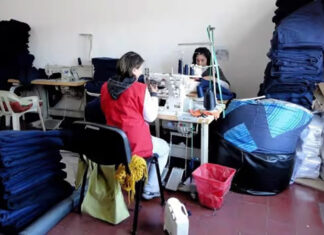 Confeccionadas por cooperativas. Entregaron 25 mil frazadas