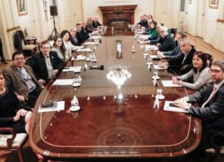 Analizan la implementación de un dólar turista