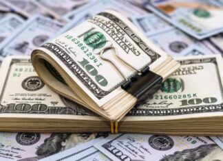 El dólar blue cerró a 301 pesos este martes