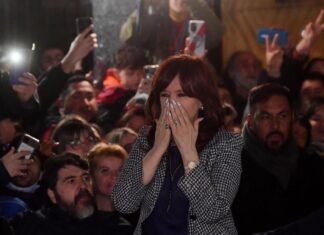 Militantes cumplen el décimo día de vigilia frente a la casa de Cristina