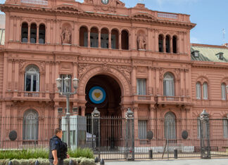 Restringen viajes por misiones oficiales o comisiones de servicio al exterior