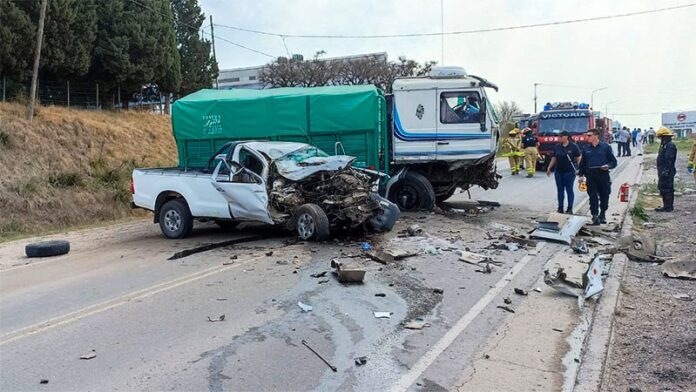 Pagina 7 Murió tras choque entre camioneta y camión