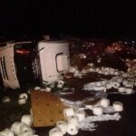 Pagina 7 Volcó y desparramó su carga sobre ruta 14