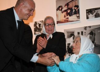 Realizan homenaje a Hebe de Bonafini con una muestra fotográfica sobre su vida