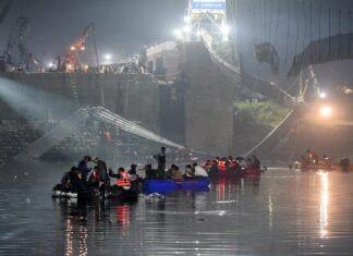 Suman 132 la cifra de muertos por el colapso de un puente colgante en India