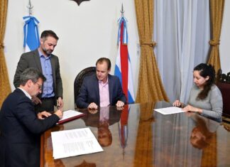 Firman contratos para obras en 14 departamentos