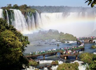 Las cataratas aumentaron su caudal de agua 10 veces