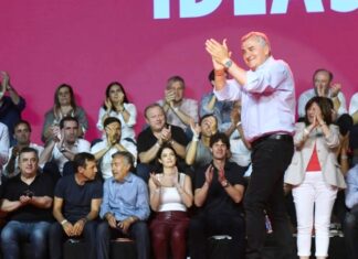 UCR. Con palos a Macri evocaron el triunfo de Alfonsín