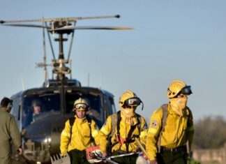 Comandos trabajan para contener los incendios