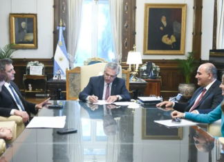 El Gobierno les entregó a los movimientos sociales el manejo de un tercio de la obra pública