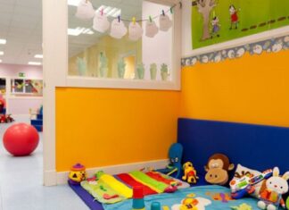 Reclaman por guarderías en las escuelas de adultos