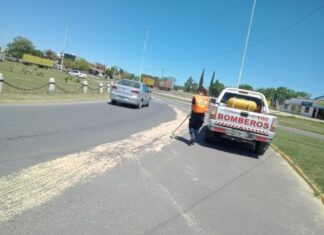 Bomberos acondicionaron la calle en la rotonda del monumento Urquiza