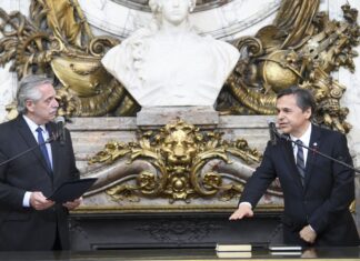 Alberto Fernández: «Este país se va a poner de pie»