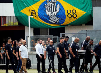 Despiden a la leyenda brasileña en el estadio de Santos