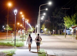 Estrenan luminarias en la traza de la bicisenda