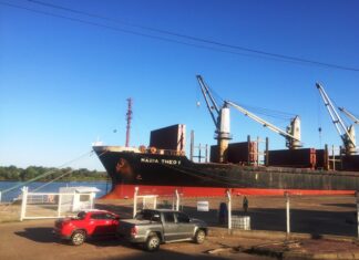 Puerto. El María Theo 1 amarró en los muelles 3 y 4 y cargará madera