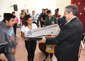 El Ministro Tristán Bauer entregó instrumentos a la Orquesta «Celia Torrá»