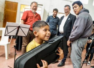 Entregan instrumentos a la Orquesta Infantil Celia Torrá
