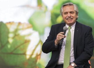 Alberto Fernández arriba a Concepción del Uruguay