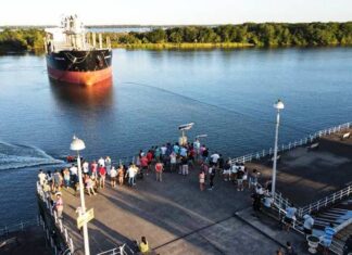 Zarpó un buque e ingresó otro al Puerto uruguayense