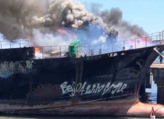 Las llamas afectaron a un viejo barco