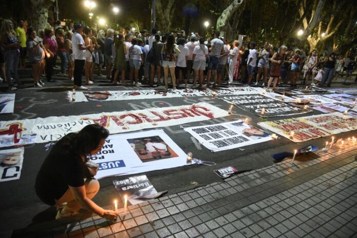 rosario-sangra-una-protesta-con-velas-para-iluminar-una-ciudad-atravesada-por-la-violencia-con-la-pelea-entre-politicos-como-telon-de-fondo