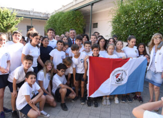 El Intendente continúa con la entrega de banderas de ceremonias a instituciones educativas