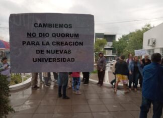 Piqueteros se manifestaron en UADER contra María Eugenia Vidal mientras disertaba