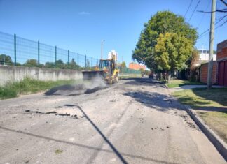 Trabajan en el bacheo de la avenida Larroque