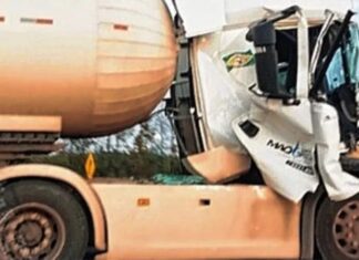 Violento choque de dos camiones en la autovía 14