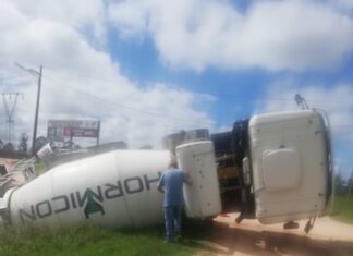 Volcó un camión de hormigón en el acceso a la ciudad